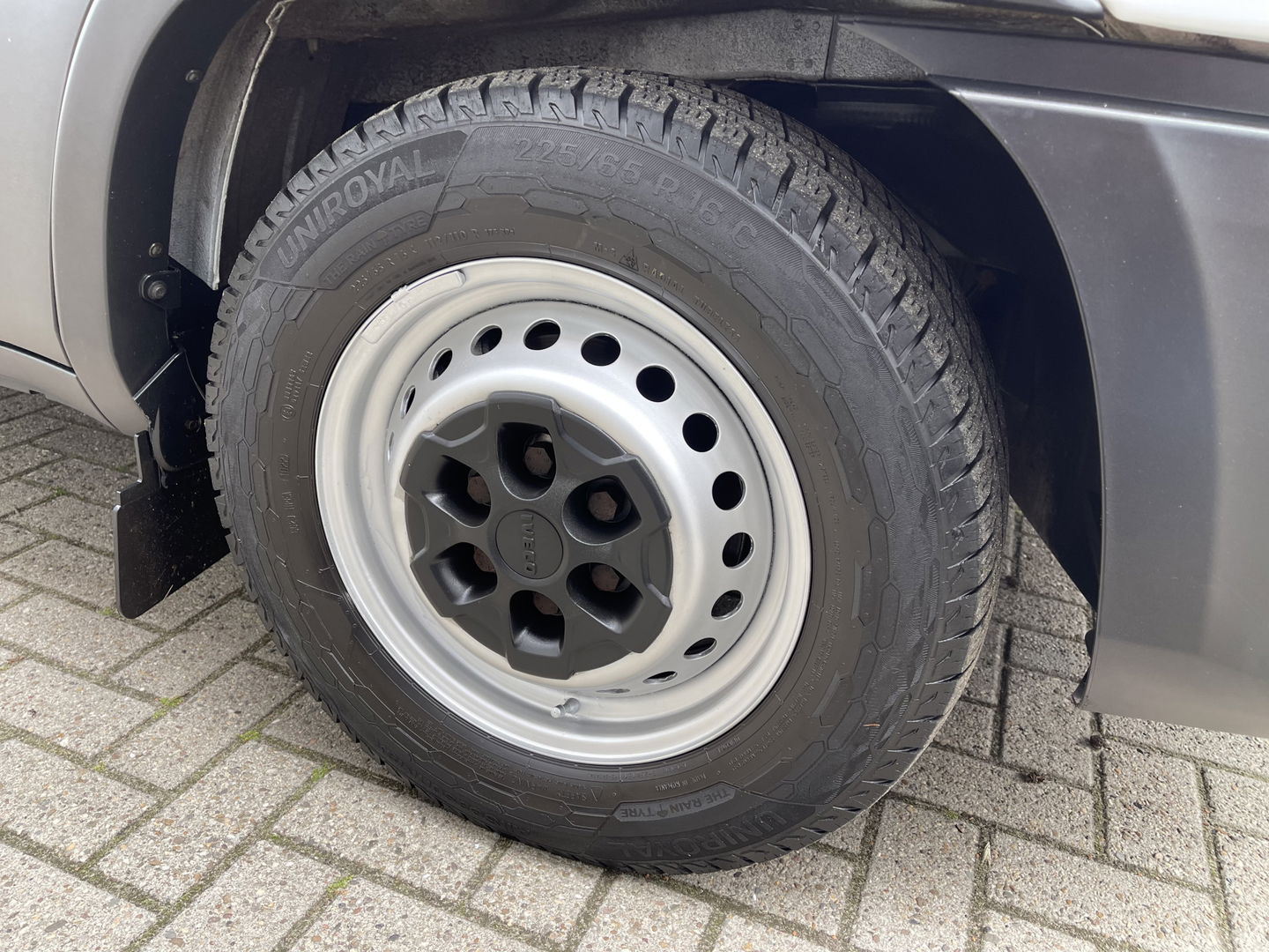 Iveco Daily 35S16V 2.3 L2H2 160pk / vaste prijs rijklaar € 21.950 ex btw / bpm vrij / euro 6 diesel / lease vanaf € 358 / airco / pdc en opstap achter / trekhaak 3500 kg !