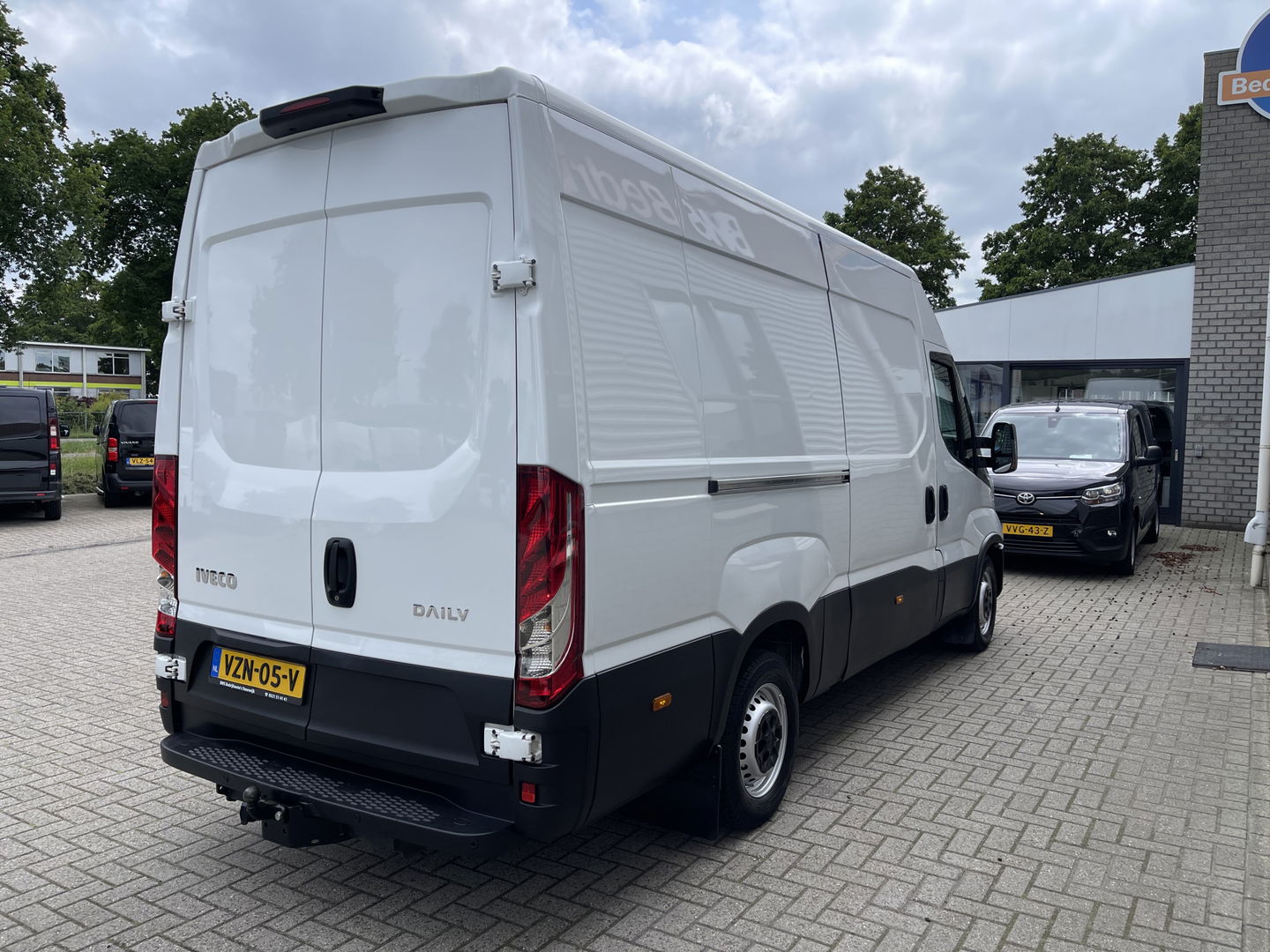 Iveco Daily 35S16V 2.3 L2H2 160pk / vaste prijs rijklaar € 21.950 ex btw / bpm vrij / euro 6 diesel / lease vanaf € 358 / airco / pdc en opstap achter / trekhaak 3500 kg !