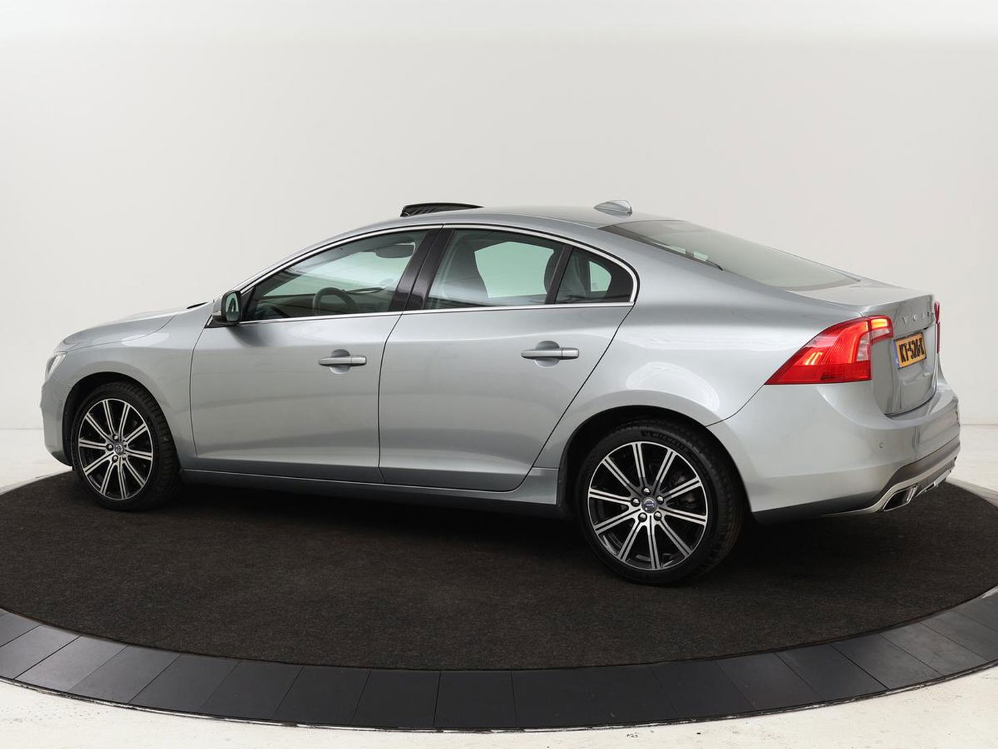 Volvo S60 1.5 T2 Nordic+ | 78.200km NAP | Schuifdak | Stoelverwarming | Adaptive cruise | Camera | Navigatie | Xenon | BLIS | Park Assist | Memory