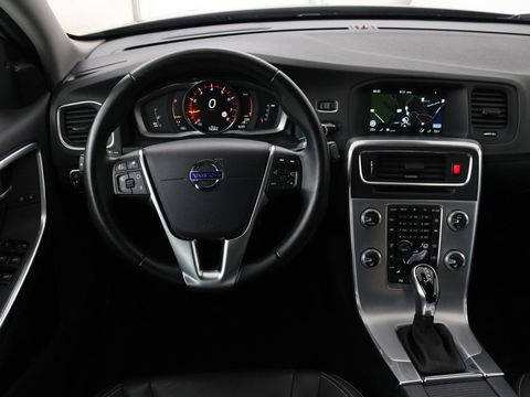 Volvo S60 1.5 T2 Nordic+ | 78.200km NAP | Schuifdak | Stoelverwarming | Adaptive cruise | Camera | Navigatie | Xenon | BLIS | Park Assist | Memory