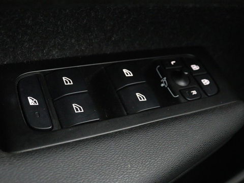 Volvo XC40 1.5 T5 Recharge Inscription | Panoramadak | Leder | Stoelverwarming | Trekhaak | Carplay | Adaptive cruise | Navigatie | Stuurverwarming | Full LED