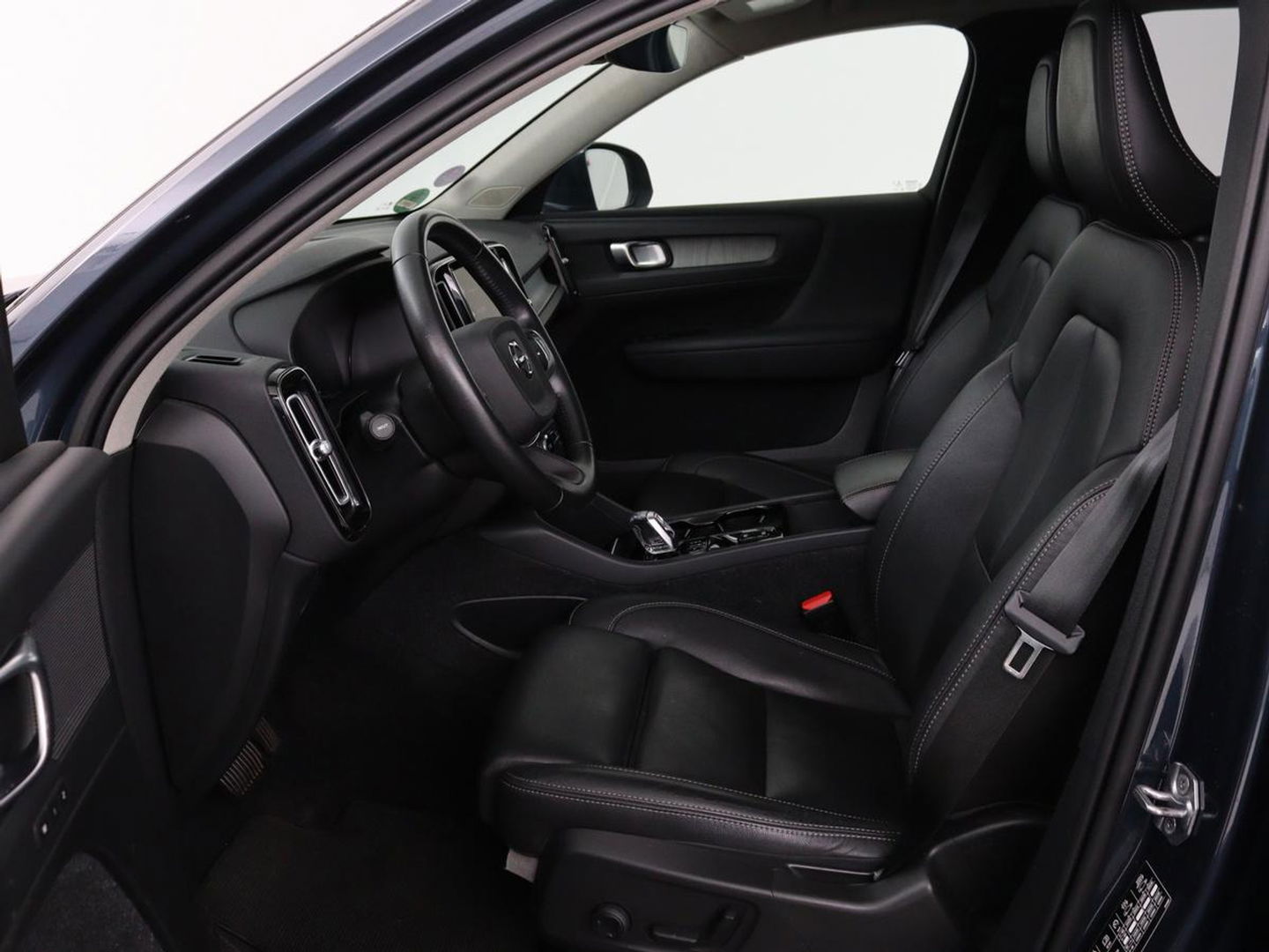 Volvo XC40 1.5 T5 Recharge Inscription | Panoramadak | Leder | Stoelverwarming | Trekhaak | Carplay | Adaptive cruise | Navigatie | Stuurverwarming | Full LED