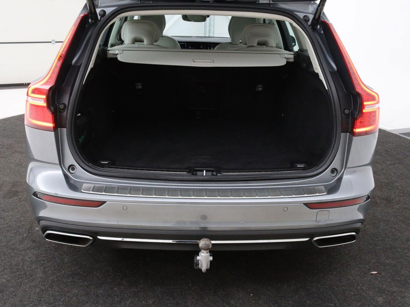 Volvo V60 2.0 B4 Inscription | Panoramadak | Trekhaak | Leder | Stoel & stuurverwarming | Head-Up | Adaptive cruise | Harman/Kardon | 360 camera | Carplay | Navigatie | Memory | Full LED | Keyless
