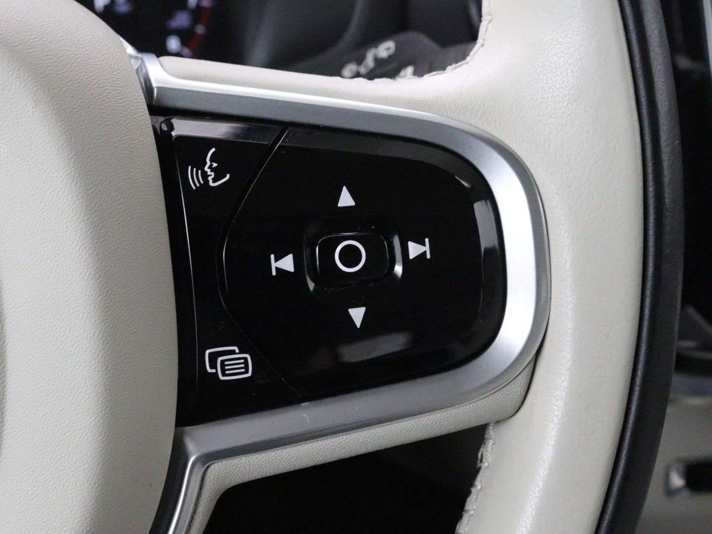 Volvo V60 2.0 B4 Inscription | Panoramadak | Trekhaak | Leder | Stoel & stuurverwarming | Head-Up | Adaptive cruise | Harman/Kardon | 360 camera | Carplay | Navigatie | Memory | Full LED | Keyless