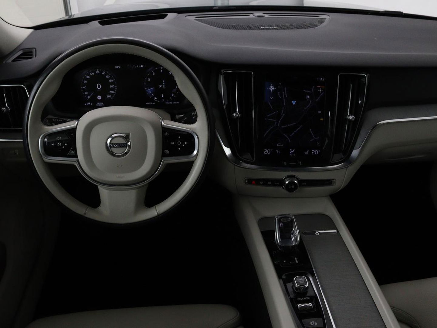 Volvo V60 2.0 B4 Inscription | Panoramadak | Trekhaak | Leder | Stoel & stuurverwarming | Head-Up | Adaptive cruise | Harman/Kardon | 360 camera | Carplay | Navigatie | Memory | Full LED | Keyless