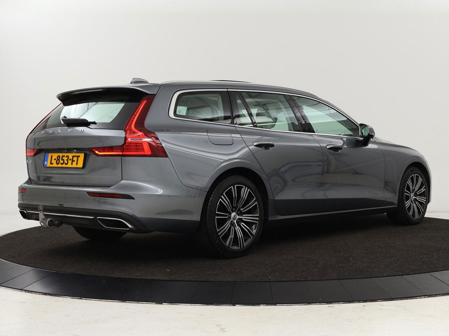 Volvo V60 2.0 B4 Inscription | Panoramadak | Trekhaak | Leder | Stoel & stuurverwarming | Head-Up | Adaptive cruise | Harman/Kardon | 360 camera | Carplay | Navigatie | Memory | Full LED | Keyless