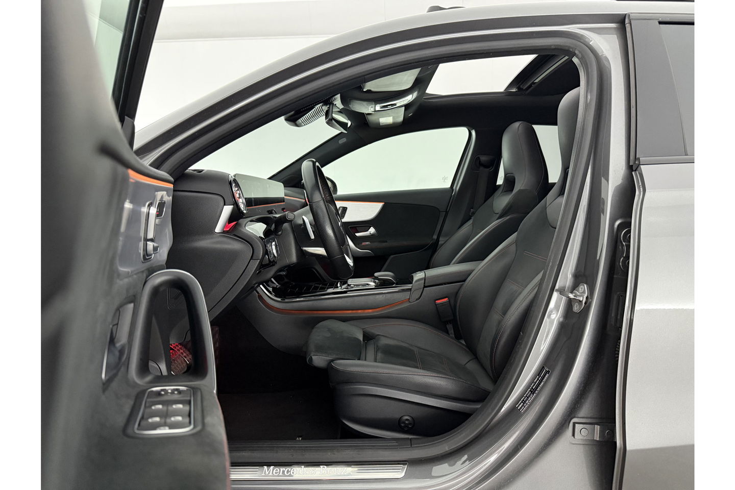 Mercedes-Benz A-Klasse 180 AMG Night Pakket Pano Multibeam LED Sfeerverl. Virtual Burmester Memory Seat Camera Cruise Clima 18"LMV Navi PDC