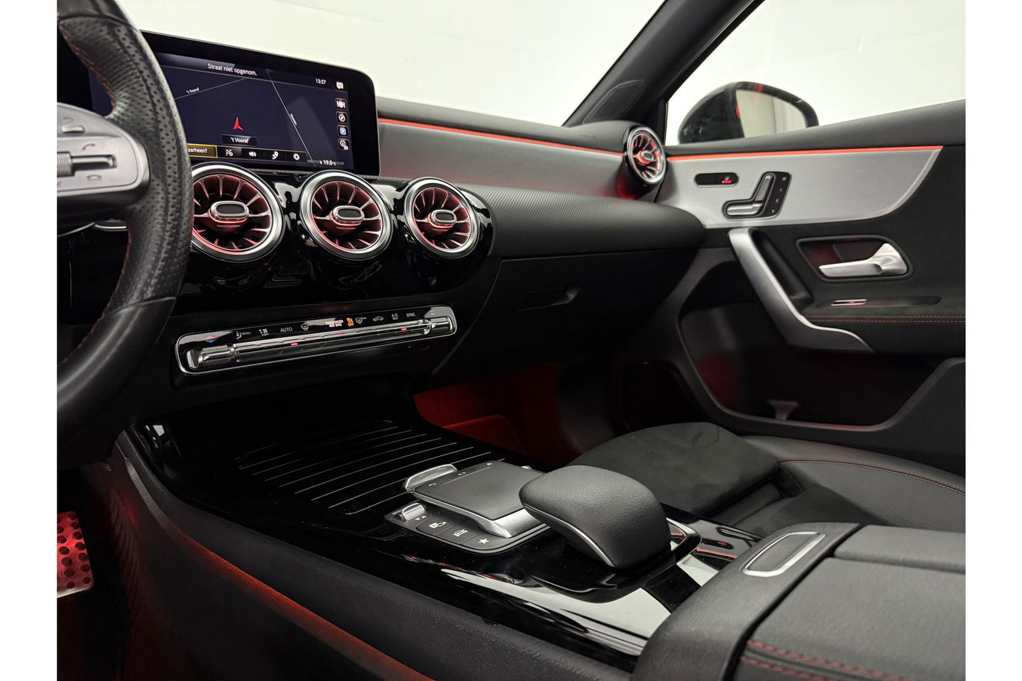 Mercedes-Benz A-Klasse 180 AMG Night Pakket Pano Multibeam LED Sfeerverl. Virtual Burmester Memory Seat Camera Cruise Clima 18"LMV Navi PDC