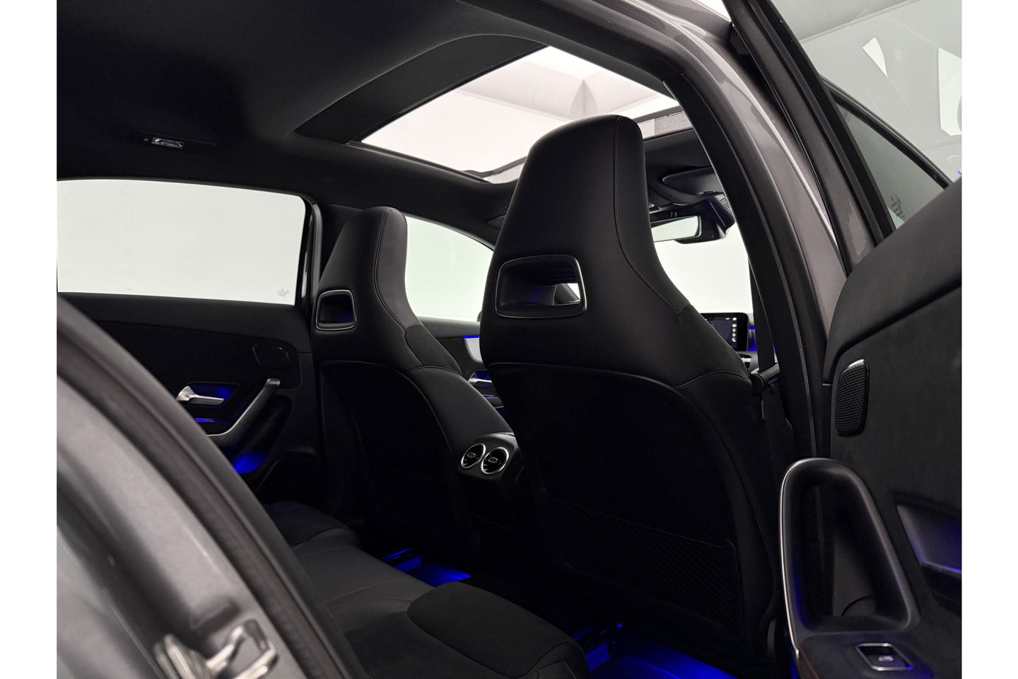 Mercedes-Benz A-Klasse 180 AMG Night Pakket Pano Multibeam LED Sfeerverl. Virtual Burmester Memory Seat Camera Cruise Clima 18"LMV Navi PDC