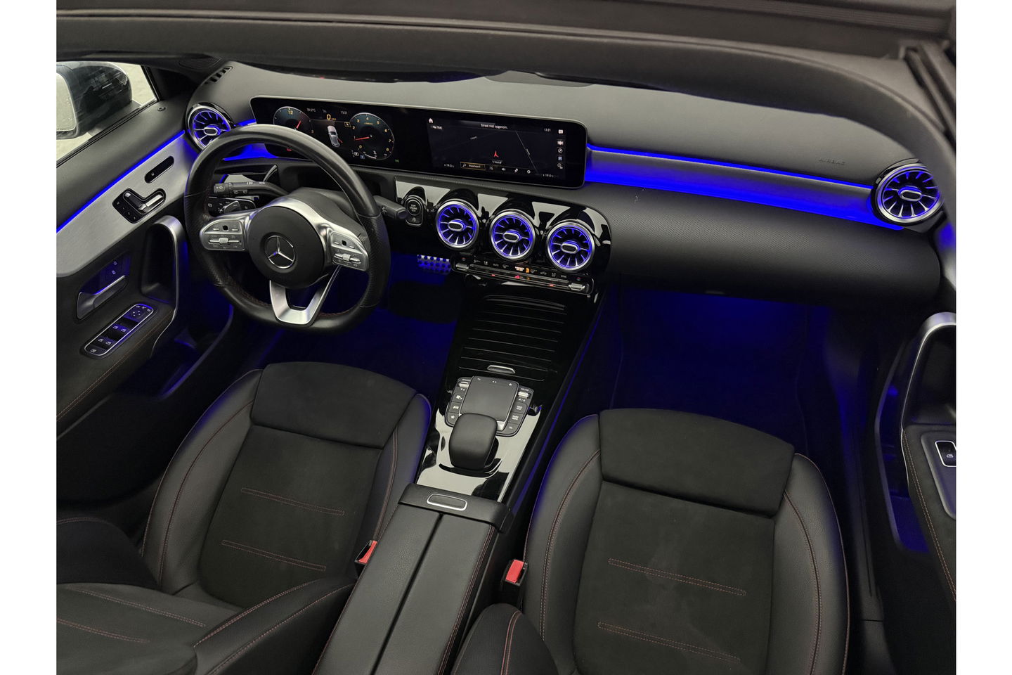 Mercedes-Benz A-Klasse 180 AMG Night Pakket Pano Multibeam LED Sfeerverl. Virtual Burmester Memory Seat Camera Cruise Clima 18"LMV Navi PDC