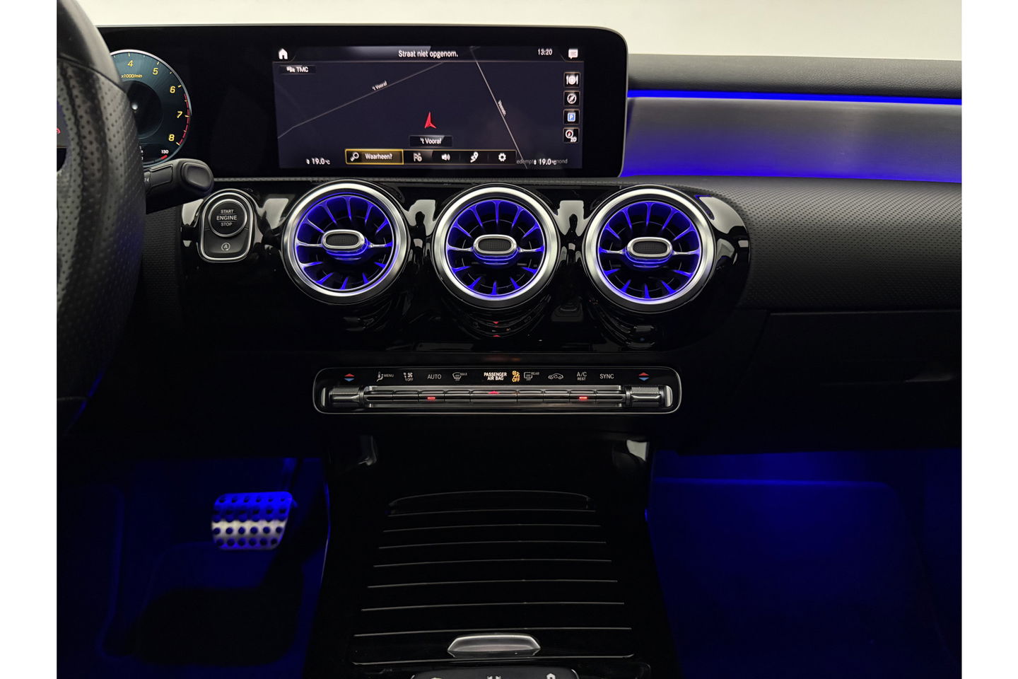 Mercedes-Benz A-Klasse 180 AMG Night Pakket Pano Multibeam LED Sfeerverl. Virtual Burmester Memory Seat Camera Cruise Clima 18"LMV Navi PDC