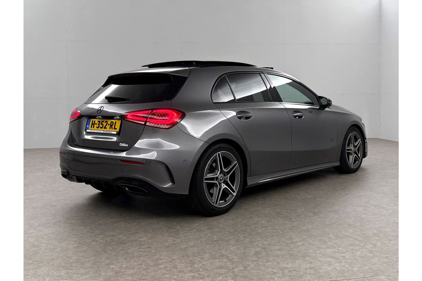 Mercedes-Benz A-Klasse 180 AMG Night Pakket Pano Multibeam LED Sfeerverl. Virtual Burmester Memory Seat Camera Cruise Clima 18"LMV Navi PDC