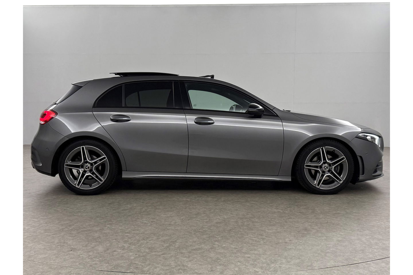 Mercedes-Benz A-Klasse 180 AMG Night Pakket Pano Multibeam LED Sfeerverl. Virtual Burmester Memory Seat Camera Cruise Clima 18"LMV Navi PDC