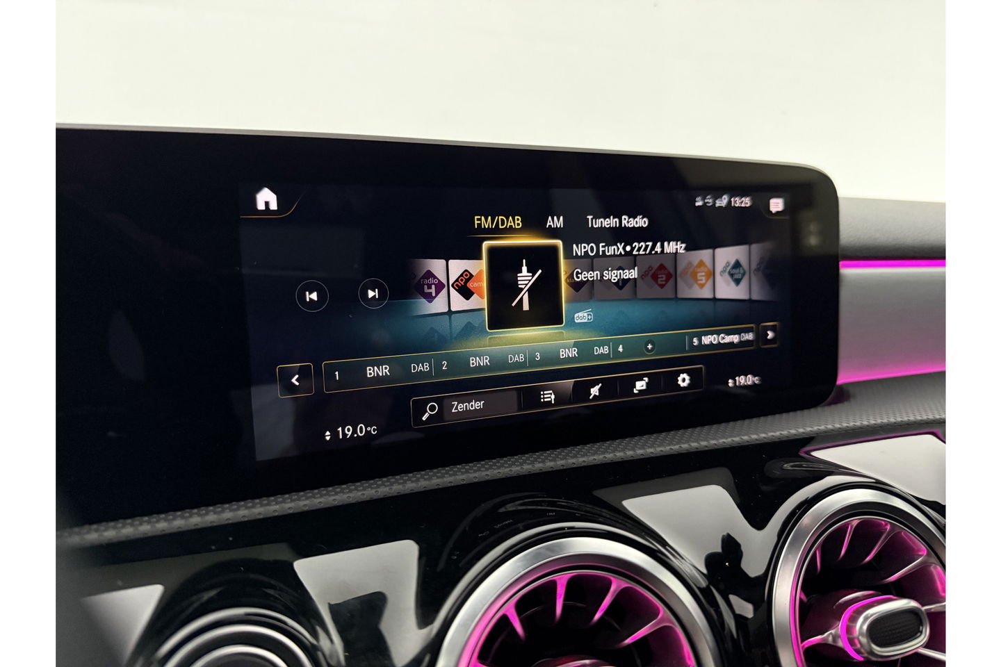 Mercedes-Benz A-Klasse 180 AMG Night Pakket Pano Multibeam LED Sfeerverl. Virtual Burmester Memory Seat Camera Cruise Clima 18"LMV Navi PDC