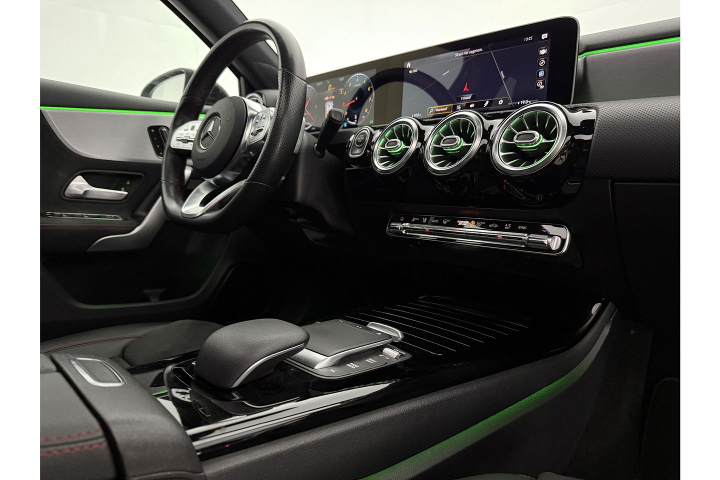 Mercedes-Benz A-Klasse 180 AMG Night Pakket Pano Multibeam LED Sfeerverl. Virtual Burmester Memory Seat Camera Cruise Clima 18"LMV Navi PDC