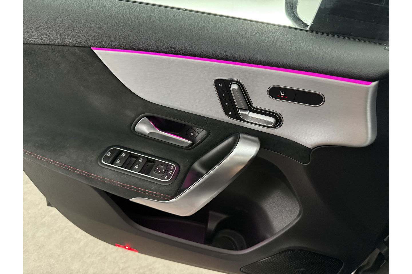 Mercedes-Benz A-Klasse 180 AMG Night Pakket Pano Multibeam LED Sfeerverl. Virtual Burmester Memory Seat Camera Cruise Clima 18"LMV Navi PDC