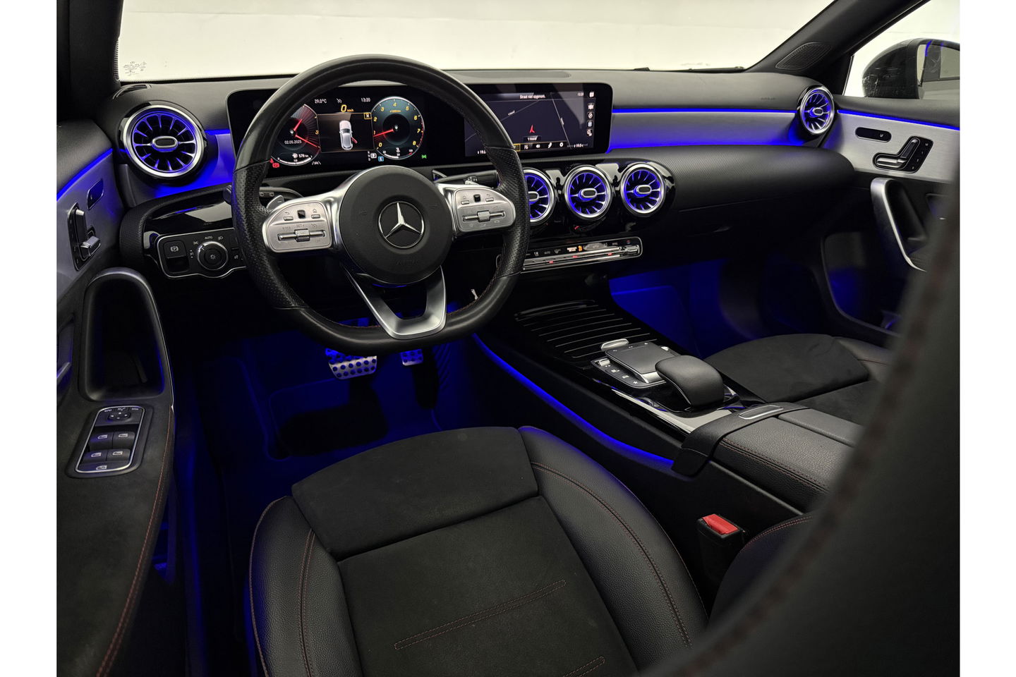 Mercedes-Benz A-Klasse 180 AMG Night Pakket Pano Multibeam LED Sfeerverl. Virtual Burmester Memory Seat Camera Cruise Clima 18"LMV Navi PDC