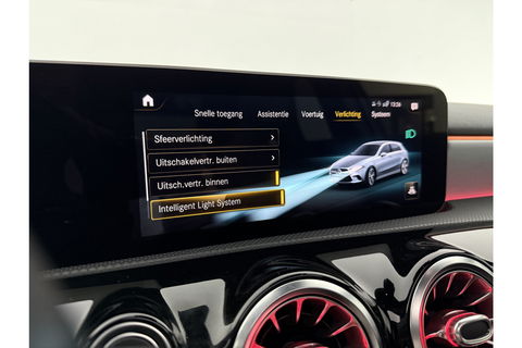 Mercedes-Benz A-Klasse 180 AMG Night Pakket Pano Multibeam LED Sfeerverl. Virtual Burmester Memory Seat Camera Cruise Clima 18"LMV Navi PDC