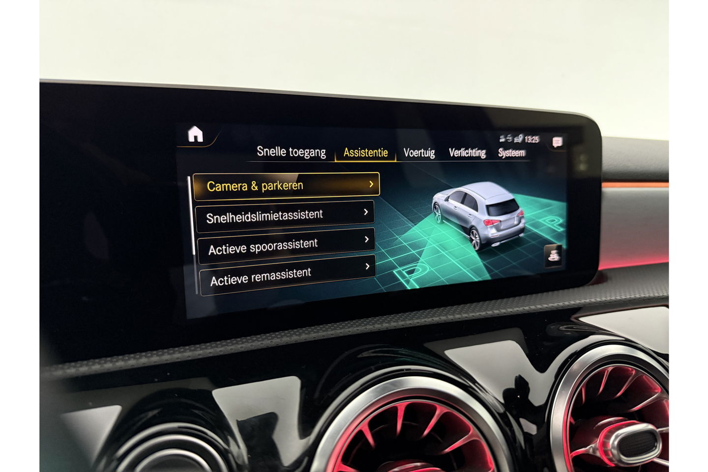 Mercedes-Benz A-Klasse 180 AMG Night Pakket Pano Multibeam LED Sfeerverl. Virtual Burmester Memory Seat Camera Cruise Clima 18"LMV Navi PDC