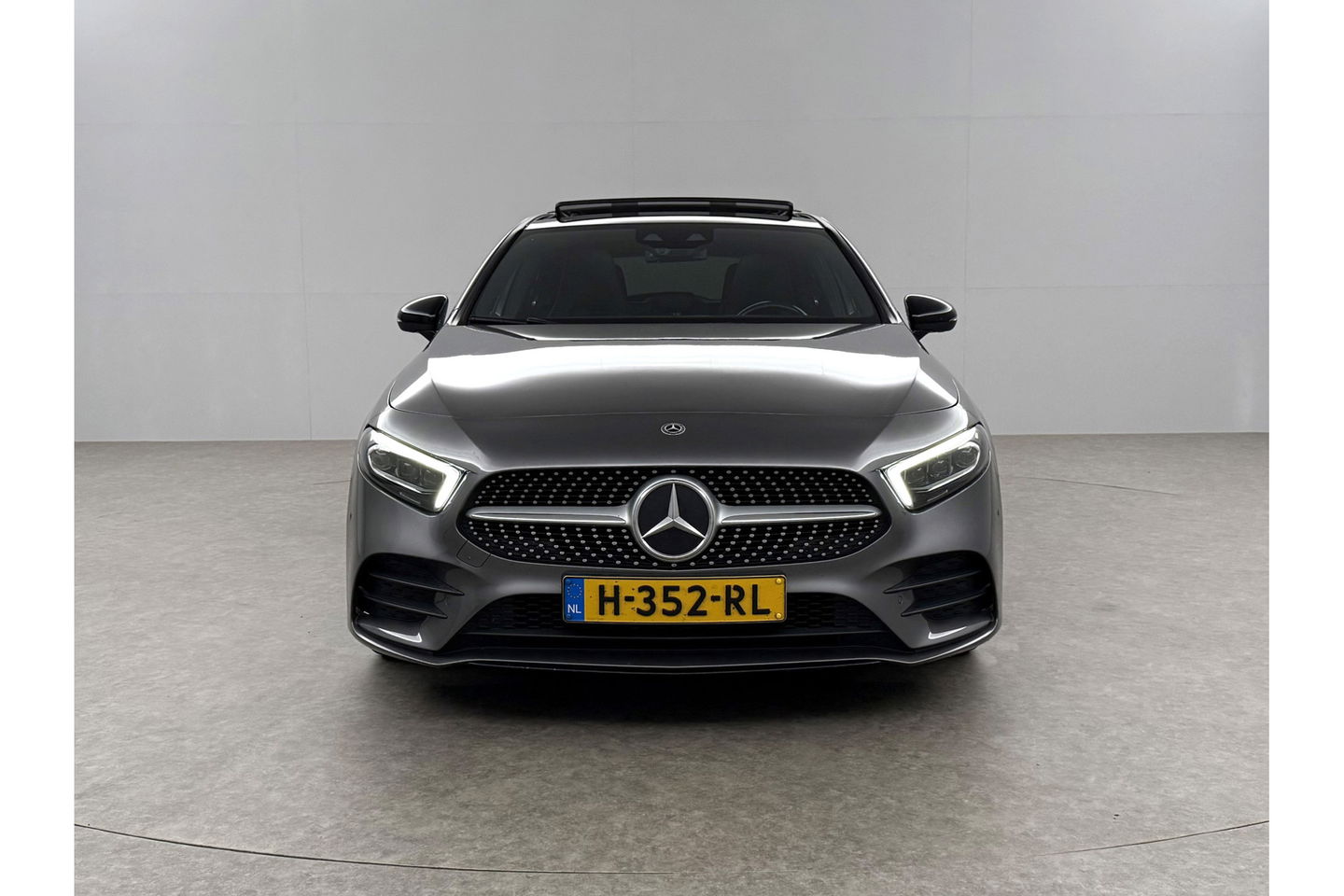 Mercedes-Benz A-Klasse 180 AMG Night Pakket Pano Multibeam LED Sfeerverl. Virtual Burmester Memory Seat Camera Cruise Clima 18"LMV Navi PDC