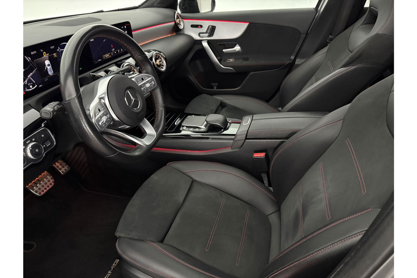 Mercedes-Benz A-Klasse 180 AMG Night Pakket Pano Multibeam LED Sfeerverl. Virtual Burmester Memory Seat Camera Cruise Clima 18"LMV Navi PDC