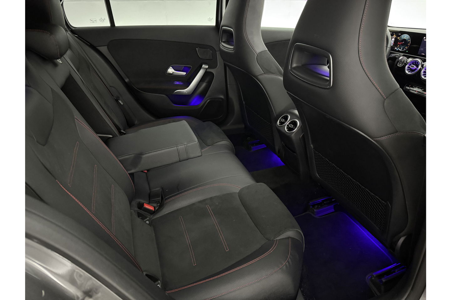Mercedes-Benz A-Klasse 180 AMG Night Pakket Pano Multibeam LED Sfeerverl. Virtual Burmester Memory Seat Camera Cruise Clima 18"LMV Navi PDC