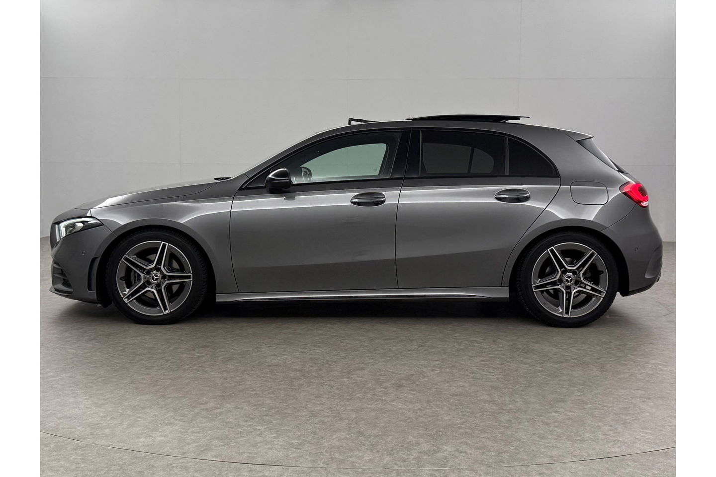 Mercedes-Benz A-Klasse 180 AMG Night Pakket Pano Multibeam LED Sfeerverl. Virtual Burmester Memory Seat Camera Cruise Clima 18"LMV Navi PDC