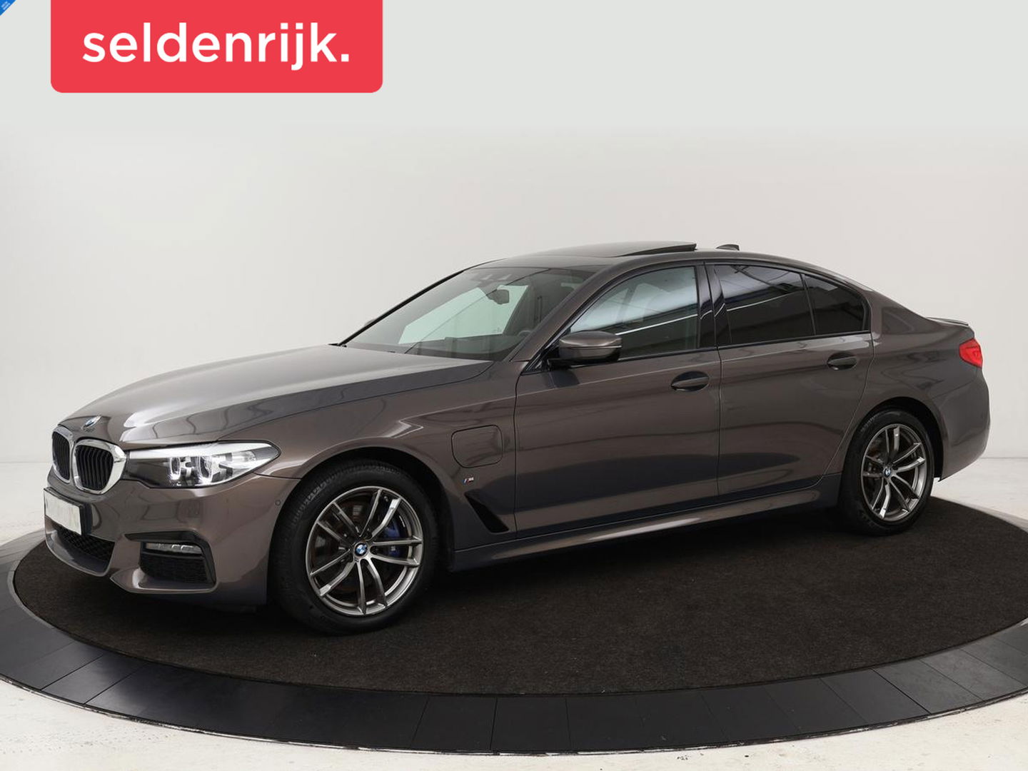 BMW 5 Serie 530e iPerformance M-sport | Schuifdak | Camera | Alcantara | Stoelverwarming | Carplay | Elektrische sportstoelen | Full LED | Navigatie | Live Cockpit