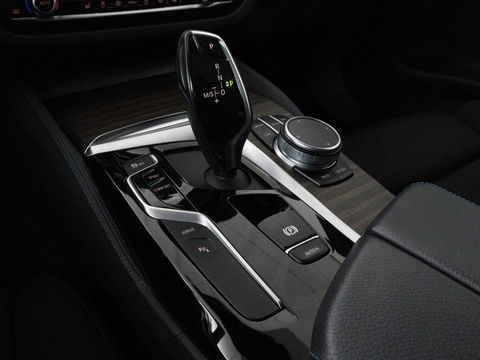 BMW 5 Serie 530e iPerformance M-sport | Schuifdak | Camera | Alcantara | Stoelverwarming | Carplay | Elektrische sportstoelen | Full LED | Navigatie | Live Cockpit