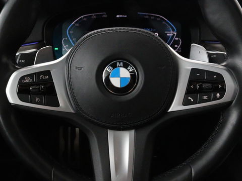 BMW 5 Serie 530e iPerformance M-sport | Schuifdak | Camera | Alcantara | Stoelverwarming | Carplay | Elektrische sportstoelen | Full LED | Navigatie | Live Cockpit