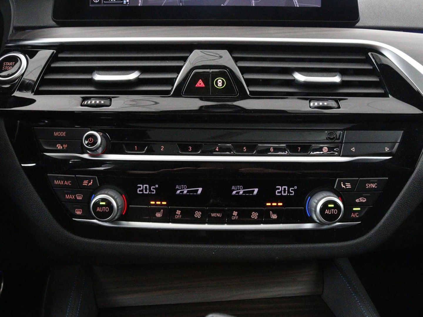 BMW 5 Serie 530e iPerformance M-sport | Schuifdak | Camera | Alcantara | Stoelverwarming | Carplay | Elektrische sportstoelen | Full LED | Navigatie | Live Cockpit