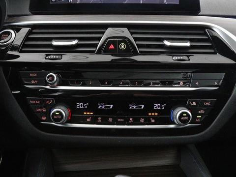 BMW 5 Serie 530e iPerformance M-sport | Schuifdak | Camera | Alcantara | Stoelverwarming | Carplay | Elektrische sportstoelen | Full LED | Navigatie | Live Cockpit