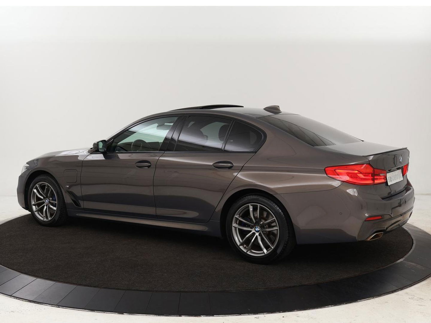 BMW 5 Serie 530e iPerformance M-sport | Schuifdak | Camera | Alcantara | Stoelverwarming | Carplay | Elektrische sportstoelen | Full LED | Navigatie | Live Cockpit