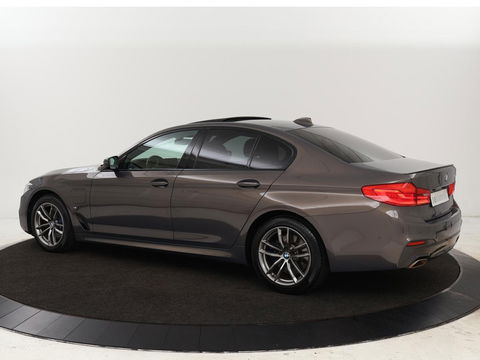 BMW 5 Serie 530e iPerformance M-sport | Schuifdak | Camera | Alcantara | Stoelverwarming | Carplay | Elektrische sportstoelen | Full LED | Navigatie | Live Cockpit