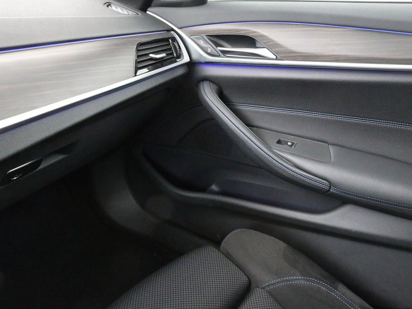 BMW 5 Serie 530e iPerformance M-sport | Schuifdak | Camera | Alcantara | Stoelverwarming | Carplay | Elektrische sportstoelen | Full LED | Navigatie | Live Cockpit