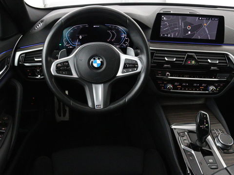 BMW 5 Serie 530e iPerformance M-sport | Schuifdak | Camera | Alcantara | Stoelverwarming | Carplay | Elektrische sportstoelen | Full LED | Navigatie | Live Cockpit