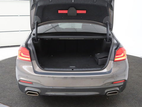 BMW 5 Serie 530e iPerformance M-sport | Schuifdak | Camera | Alcantara | Stoelverwarming | Carplay | Elektrische sportstoelen | Full LED | Navigatie | Live Cockpit