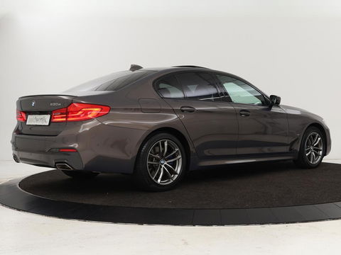 BMW 5 Serie 530e iPerformance M-sport | Schuifdak | Camera | Alcantara | Stoelverwarming | Carplay | Elektrische sportstoelen | Full LED | Navigatie | Live Cockpit