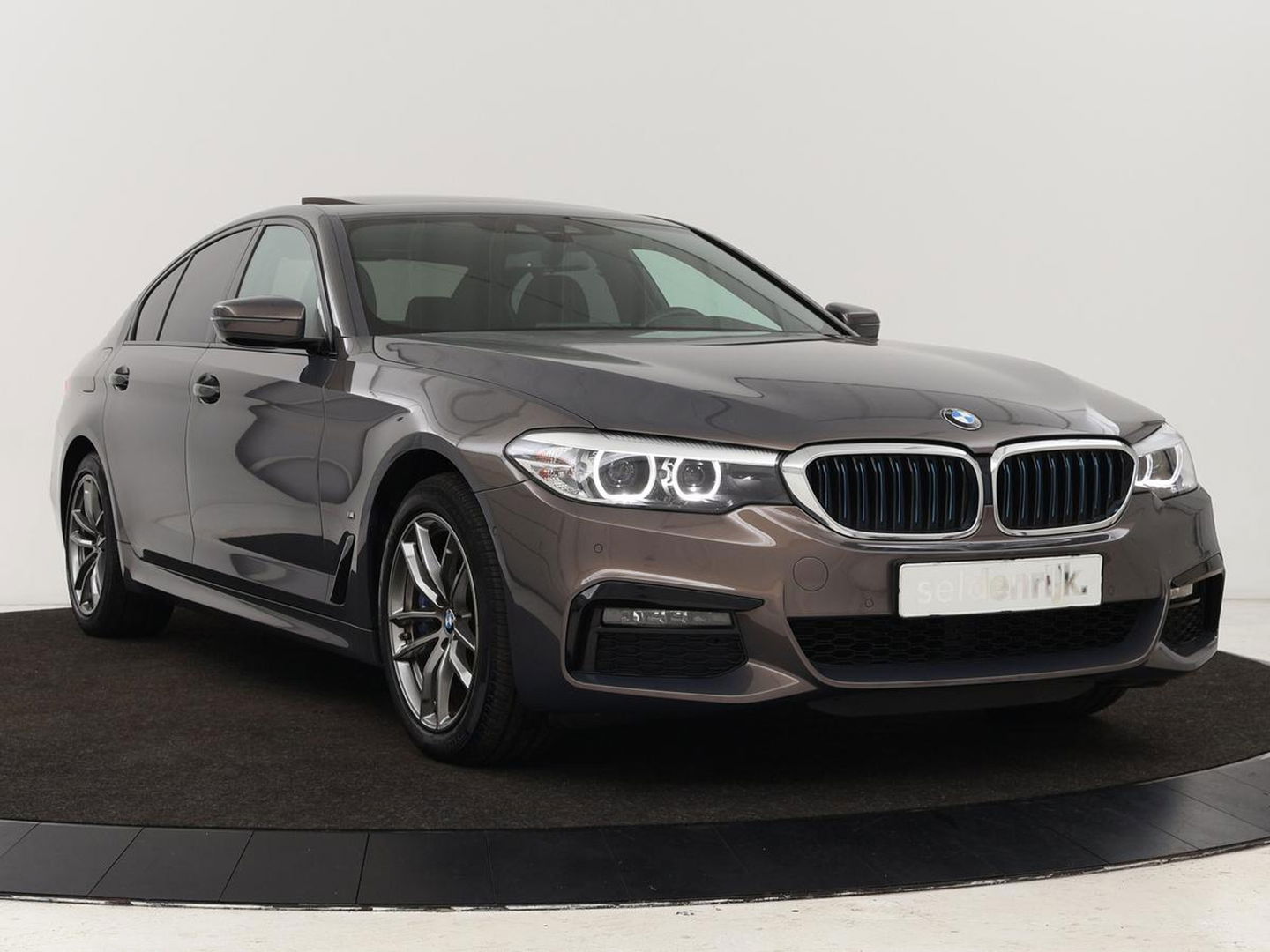 BMW 5 Serie 530e iPerformance M-sport | Schuifdak | Camera | Alcantara | Stoelverwarming | Carplay | Elektrische sportstoelen | Full LED | Navigatie | Live Cockpit