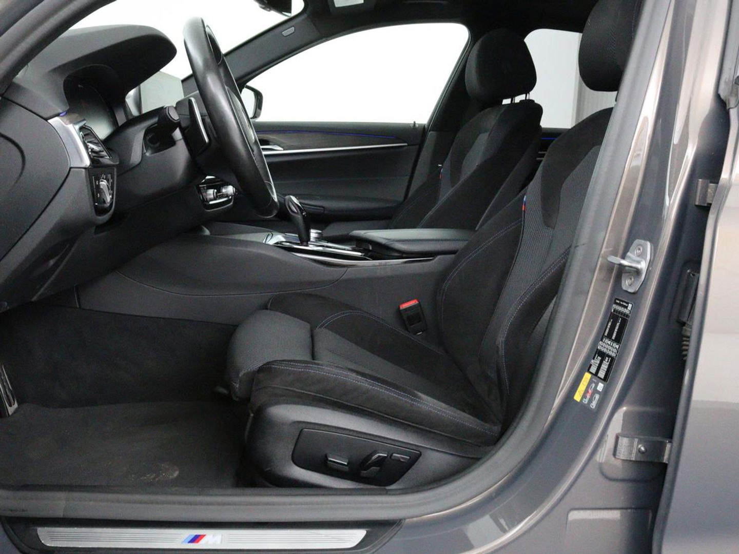 BMW 5 Serie 530e iPerformance M-sport | Schuifdak | Camera | Alcantara | Stoelverwarming | Carplay | Elektrische sportstoelen | Full LED | Navigatie | Live Cockpit