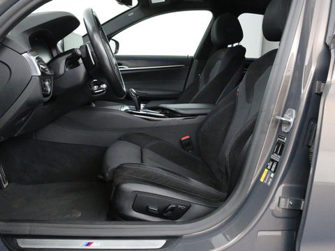 BMW 5 Serie 530e iPerformance M-sport | Schuifdak | Camera | Alcantara | Stoelverwarming | Carplay | Elektrische sportstoelen | Full LED | Navigatie | Live Cockpit