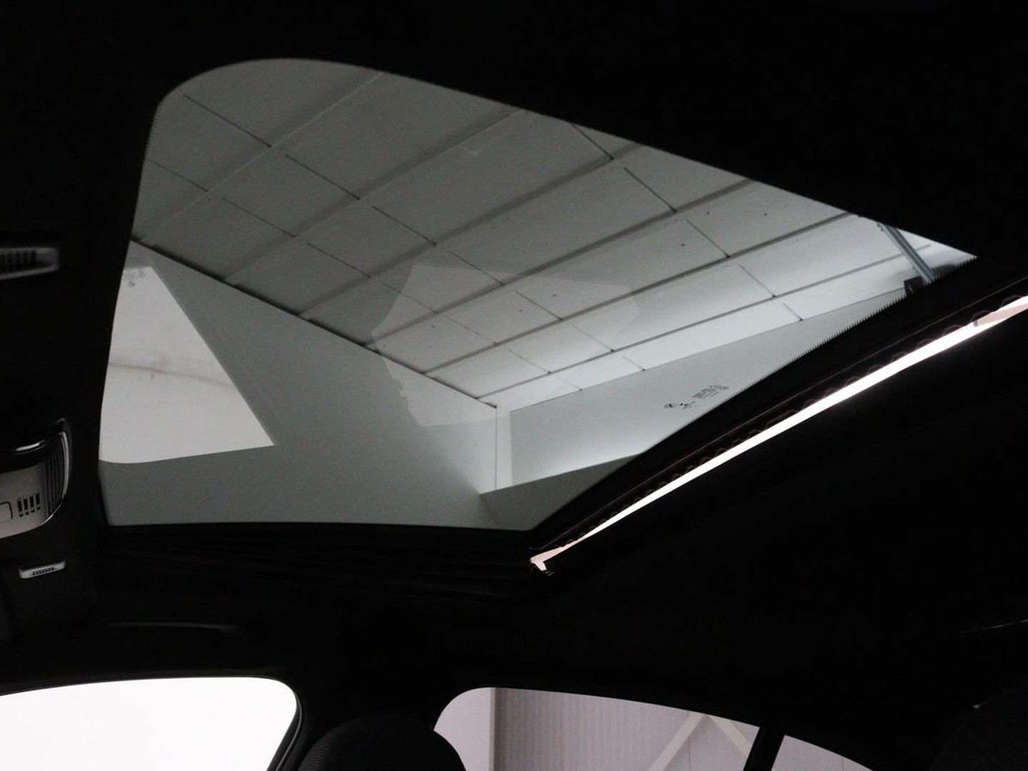 BMW 5 Serie 530e iPerformance M-sport | Schuifdak | Camera | Alcantara | Stoelverwarming | Carplay | Elektrische sportstoelen | Full LED | Navigatie | Live Cockpit