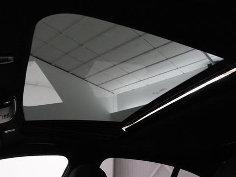 BMW 5 Serie 530e iPerformance M-sport | Schuifdak | Camera | Alcantara | Stoelverwarming | Carplay | Elektrische sportstoelen | Full LED | Navigatie | Live Cockpit