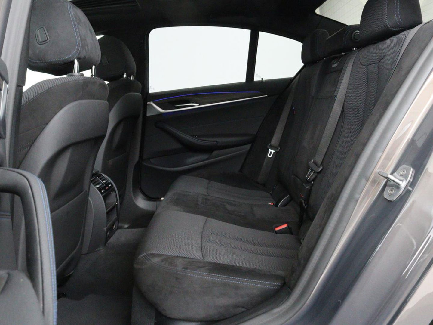 BMW 5 Serie 530e iPerformance M-sport | Schuifdak | Camera | Alcantara | Stoelverwarming | Carplay | Elektrische sportstoelen | Full LED | Navigatie | Live Cockpit