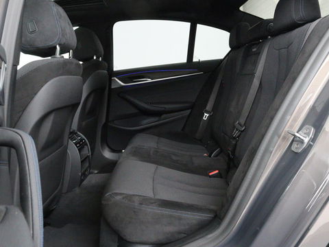 BMW 5 Serie 530e iPerformance M-sport | Schuifdak | Camera | Alcantara | Stoelverwarming | Carplay | Elektrische sportstoelen | Full LED | Navigatie | Live Cockpit