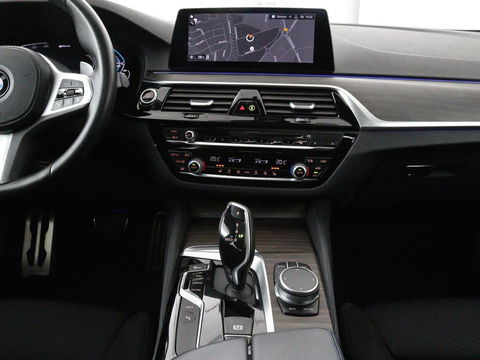 BMW 5 Serie 530e iPerformance M-sport | Schuifdak | Camera | Alcantara | Stoelverwarming | Carplay | Elektrische sportstoelen | Full LED | Navigatie | Live Cockpit