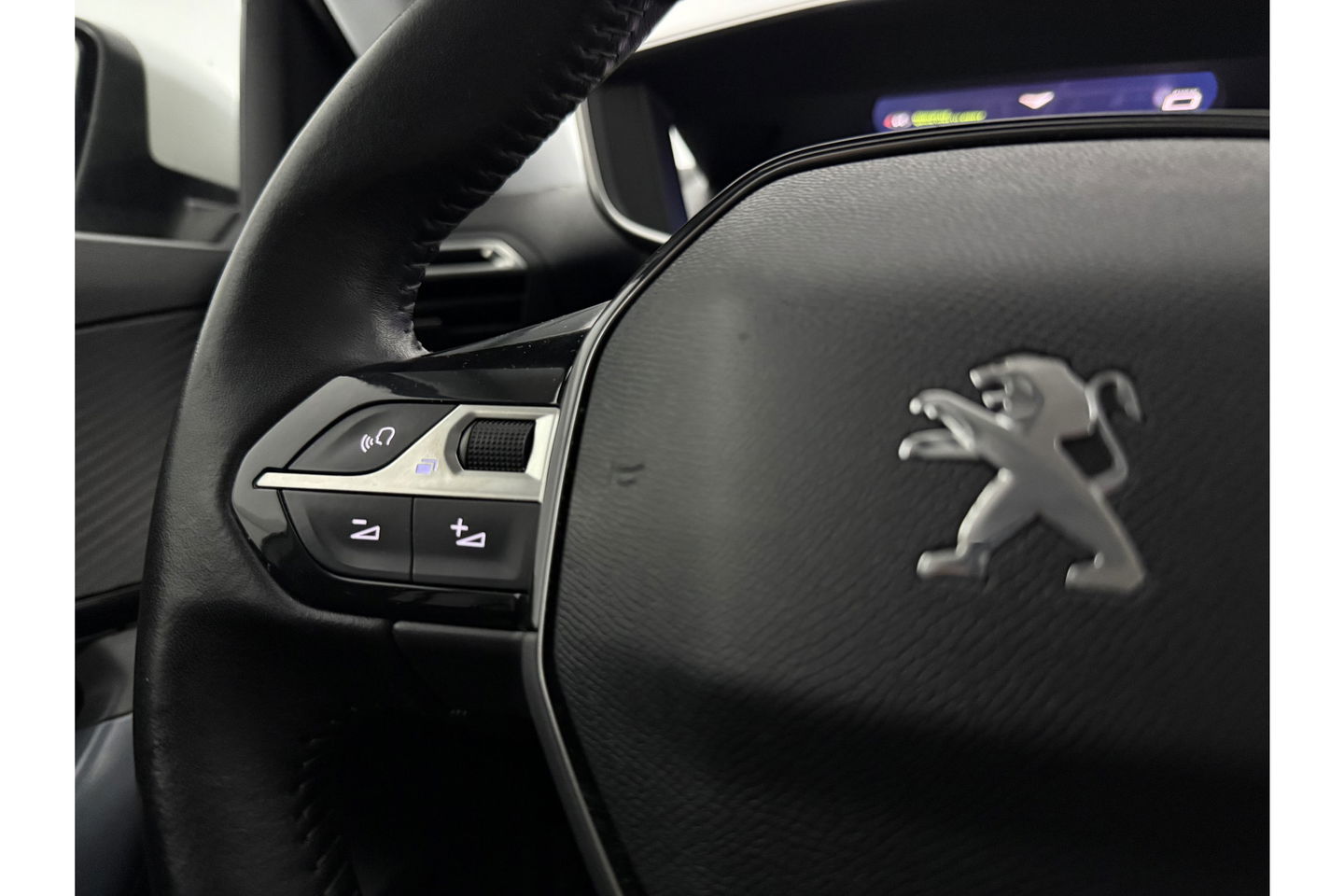 Peugeot 2008 1.2 PureTech 360Camera LED Trekhaak Virtual Carplay Clima Cruise Navi PDC 18''LMV