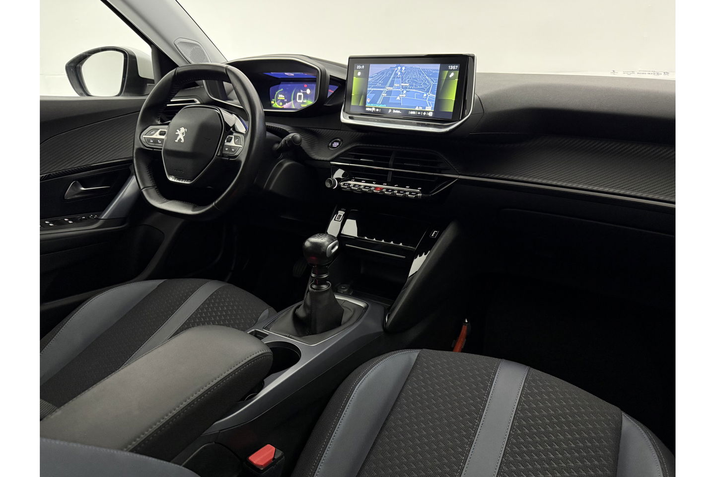 Peugeot 2008 1.2 PureTech 360Camera LED Trekhaak Virtual Carplay Clima Cruise Navi PDC 18''LMV