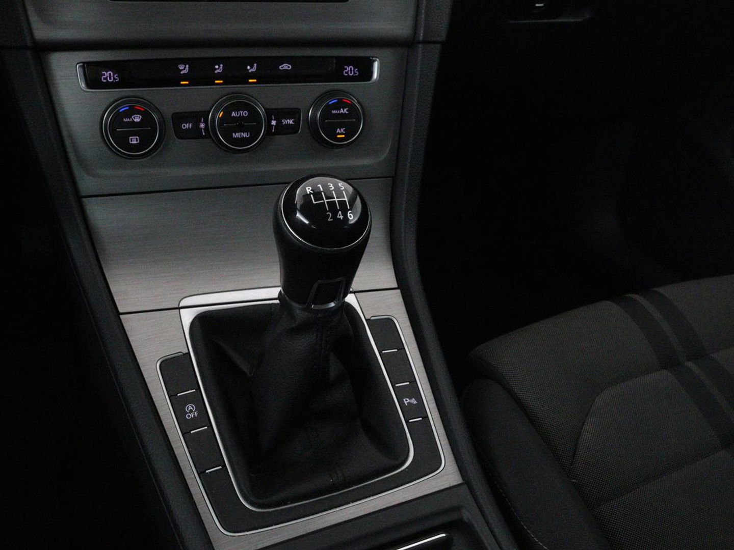 Volkswagen Golf 1.0 TSI Comfortline | Camera | Sportstoelen | Navigatie | Parkeerhulp | Climate control | DAB | Cruise control | Bluetooth | Regen-/lichtsensor