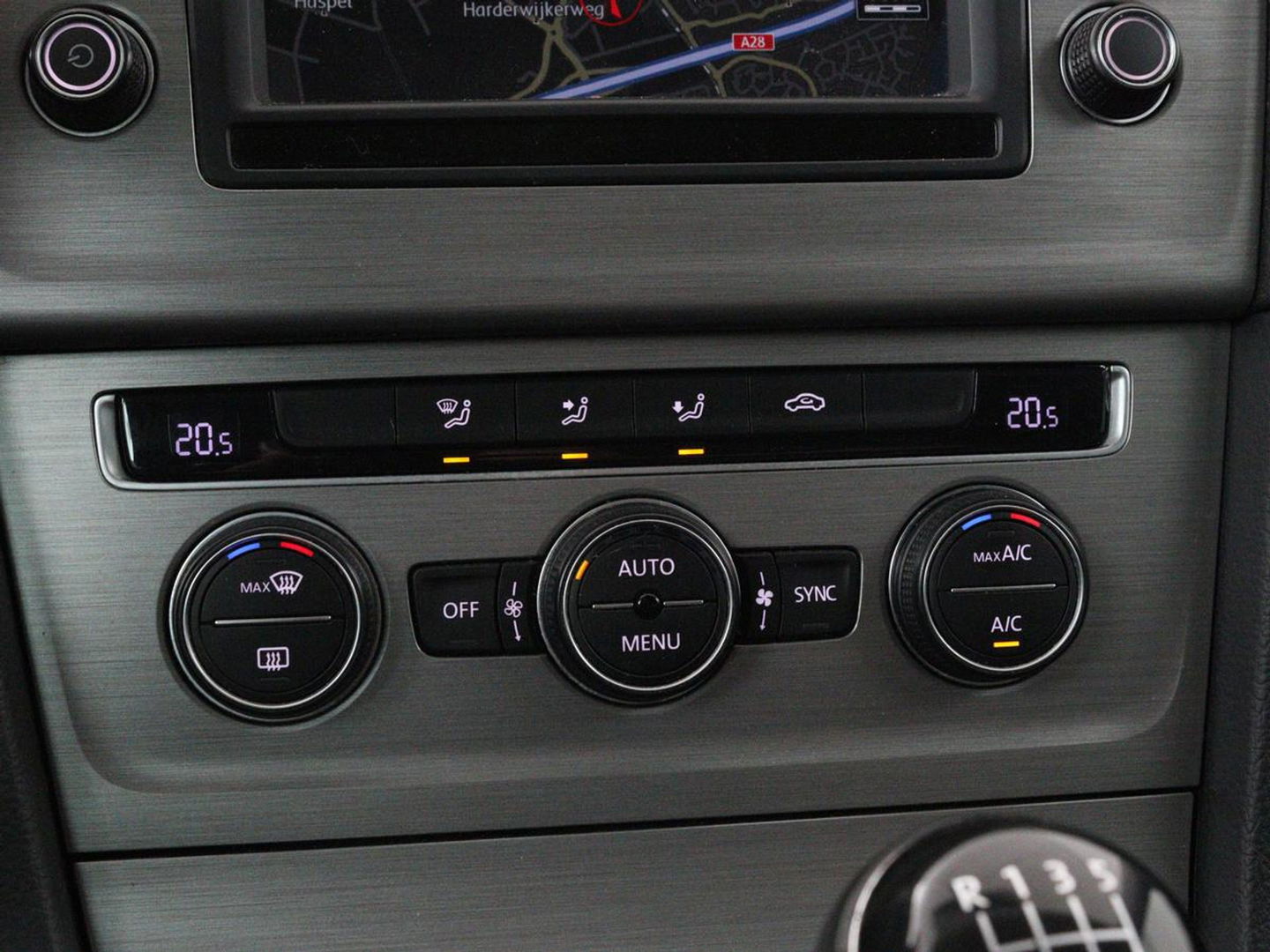 Volkswagen Golf 1.0 TSI Comfortline | Camera | Sportstoelen | Navigatie | Parkeerhulp | Climate control | DAB | Cruise control | Bluetooth | Regen-/lichtsensor